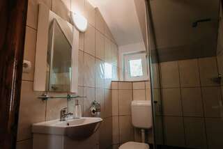 Гостевой дом Moara de Piatra Cîrţa Трехместный номер с собственной ванной комнатой-4